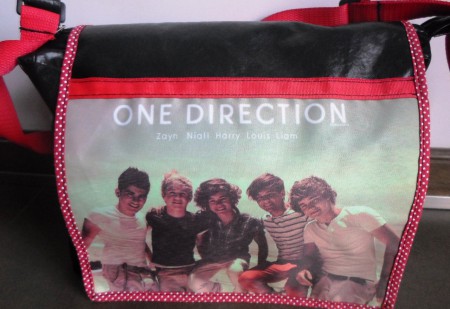 Morral de One Direction. Confeccionado en cuero ecológico con dibujo estampado.